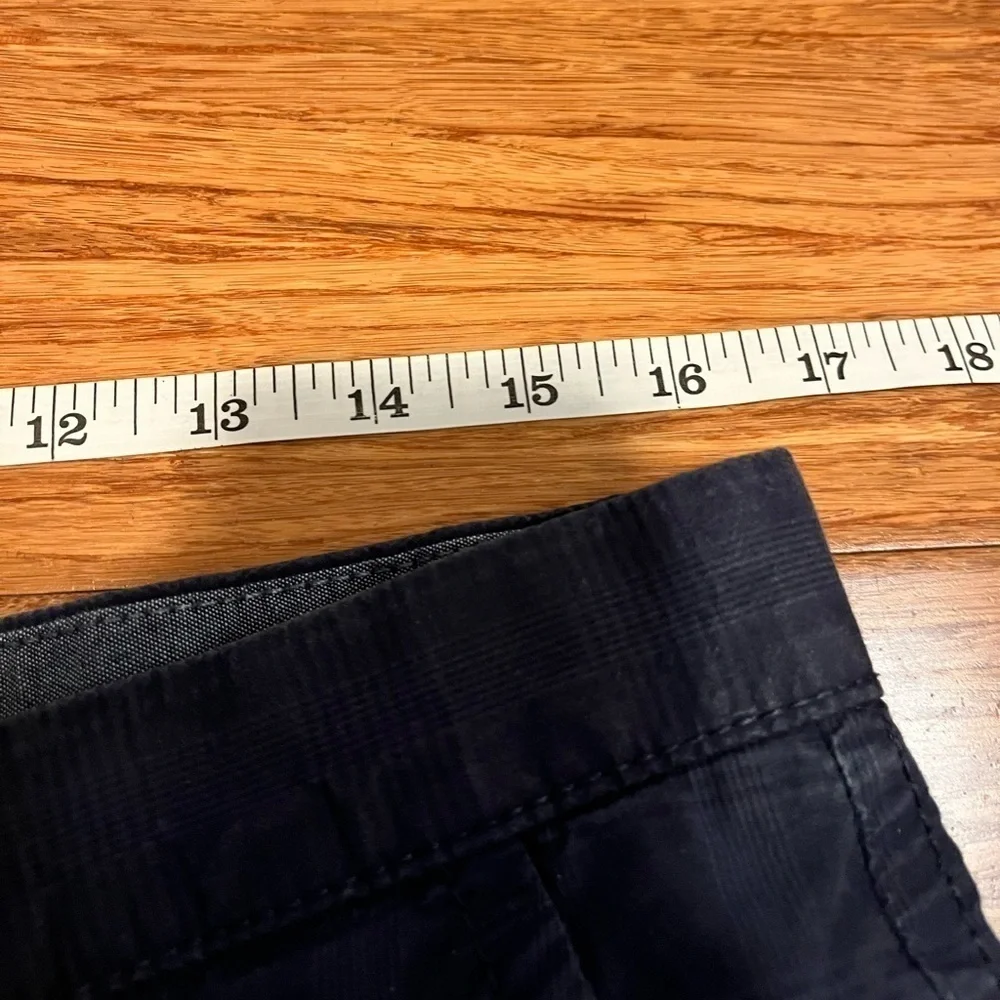 Tommy Hilfiger navy blue 100% cotton plaid shorts w/ pockets. Size 34
